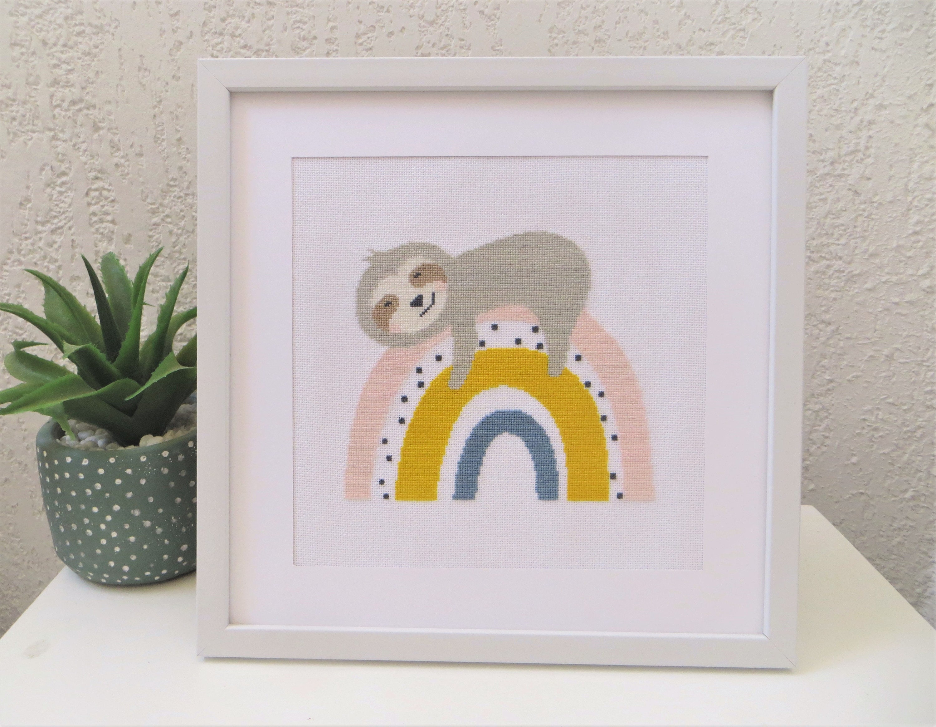 Tableau Pour Enfant Brodé Main Paresseux Couché sur Arc en Ciel