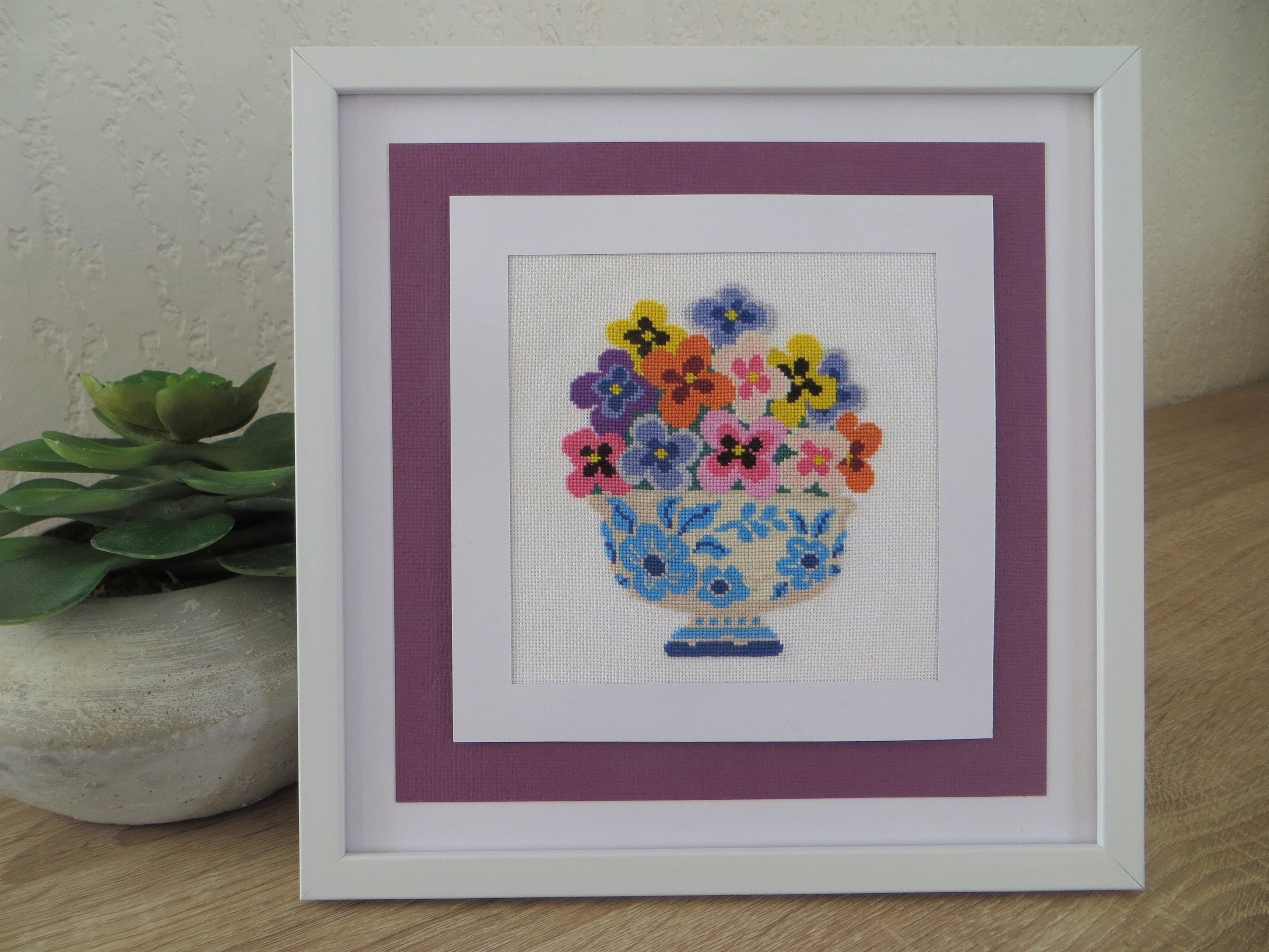 Tableau Brodé Main Bouquet de Pensées, Fleurs, Décoration Intérieur, Broderie Faite Main