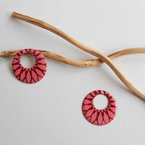 2 x dunkelrote und altrosafarbene emaillierte Pailletten, 23 mm