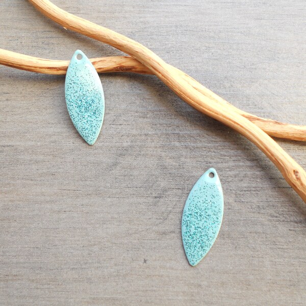 X 2 sequins émaillés  navettes turquoise clair et bleu pailleté 25 x 10 mm