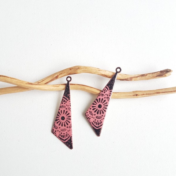 X 2 pendentifs triangles vieux rose et noir