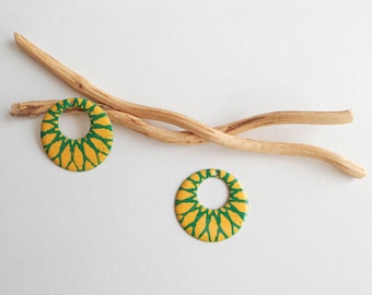 X 2 dark yellow and green enamelled sequins 23 mm