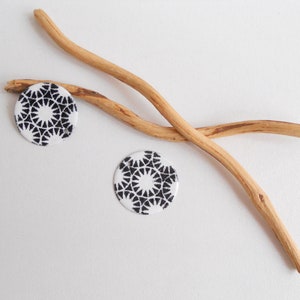 2 x weiße und schwarze emaillierte Paillettenanhänger