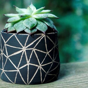 Triangles sculptés Pots de plantes succulentes en céramique faits à la main Pots de poterie en argile, pots de cactus pour plantes succulentes, pot de plante en céramique d'intérieur à décor noir image 10