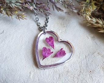 Pendentif coeur fleurs séchées d'Heuchère. Vendu seul ou avec une chaîne. Pendentif fleurs séchées. Cadeau fête des mères