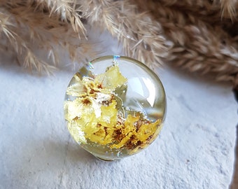 Statices dried flower pin. 2.5 cm sphere pin. Dried flower brooch. Resin sphere pin. Mother's Day gift