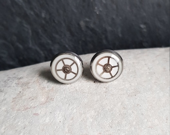 Oorstekers met horlogeonderdelen. Steampunk oorbellen. Oorstekers van 1 cm.