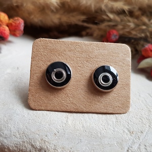 Puces d'oreilles steampunk. Puces rondes 1 cm. Résine et pièces détachées de montre. Boucles d'oreilles steampunk.