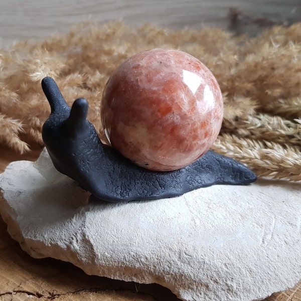 Socle escargot en résine de 8.5 cm. Socle pour sphère en pierre de 4 à 4.5 cm de diamètre. Support pour minéraux. Cadeau fête des mères