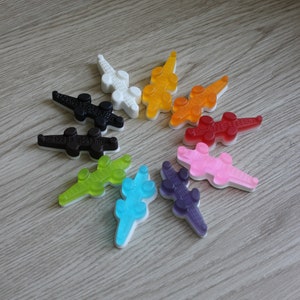 Set of 10 resin crocodile candy knife rests. Tableware accessories.
