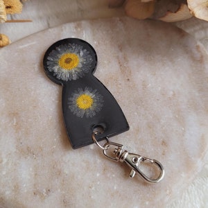 樹脂とドライデイジーの花で作られたショッピングカートのトークン。ショッピングアクセサリー。ショッピングカートトークンキーチェーン。年末の先生への贈り物