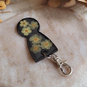 樹脂と乾燥したシモツケの花で作られたショッピングカートのトークン。ショッピングアクセサリー。ショッピングカートトークンキーチェーン。年末の先生への贈り物