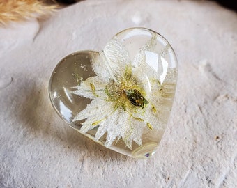Nigella's dried flower heart pin. Dried flower pins. Dried flower brooch. Resin heart pin. Mother's Day gift