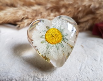 Dried Daisy flower heart pin. Dried flower pins. Dried flower brooch. Resin heart brooch. Mother's Day gift