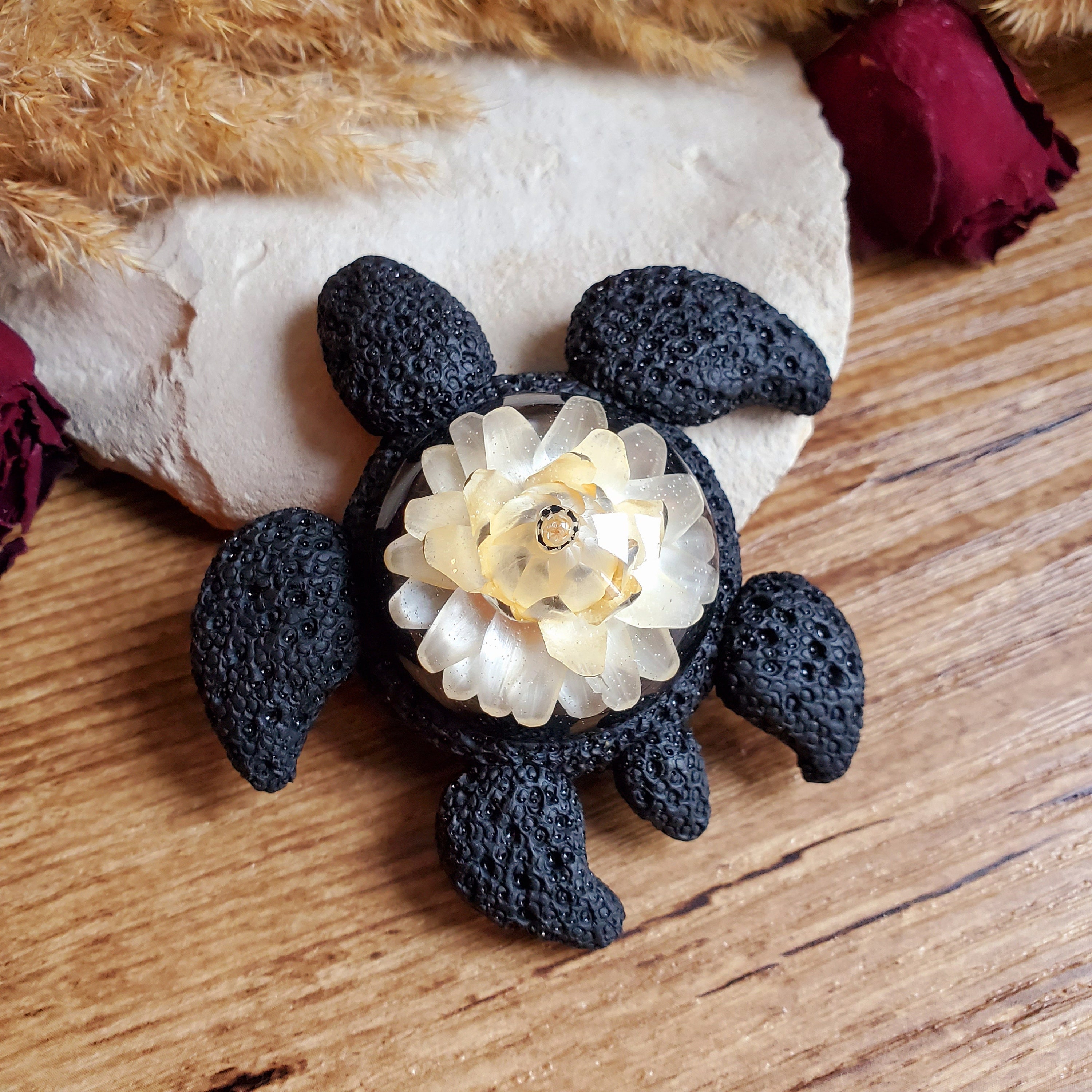 Naé. Tortue en Résine de 7 cm et Fleur Séchée d'immortelle. Décoration Fleurs Séchées. Cadeau Fête D
