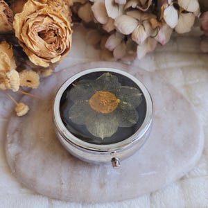 Pilulier rond fleurs séchées de Jonquille. Pilulier 1 compartiment. Pilulier fleurs séchées. Cadeau maîtresse fin d'année