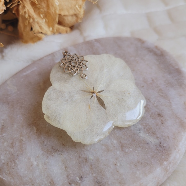 Pendentif fleur d'Hortensia blanc cristallisée. Vendu seul ou avec une chaîne. Pendentif fleurs séchées. Cadeau fête des mères