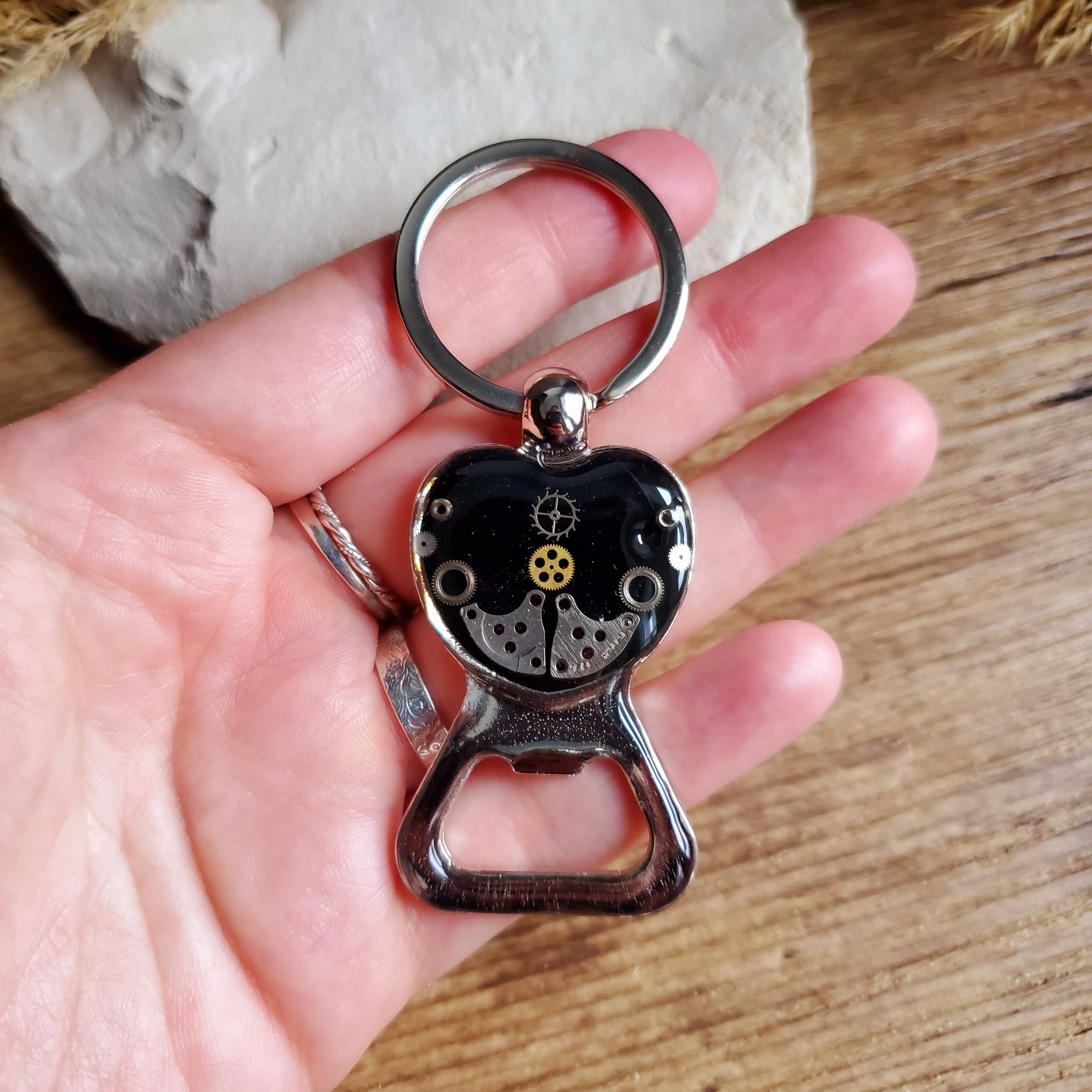 Porte-clé coeur décapsuleur pièces détachées de montre. Porte-clé  décapsuleur steampunk