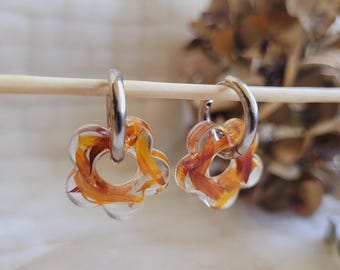 Immortelle dried flower hoop earrings – Handmade resin jewelry – Boho chic women’s gift – Trendy floral jewelry
