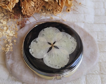 Weißer Hortensien-Taschenspiegel mit getrockneten Blumen. Runder Taschenspiegel. Spiegeln Sie natürliche Blumen. Muttertagsgeschenk