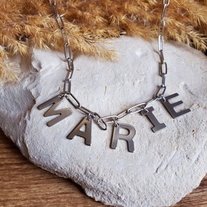 Collier prénom personnalisable en acier inoxydable réalisé sur mesure avec 7 initiales max au choix, maille trombone.
