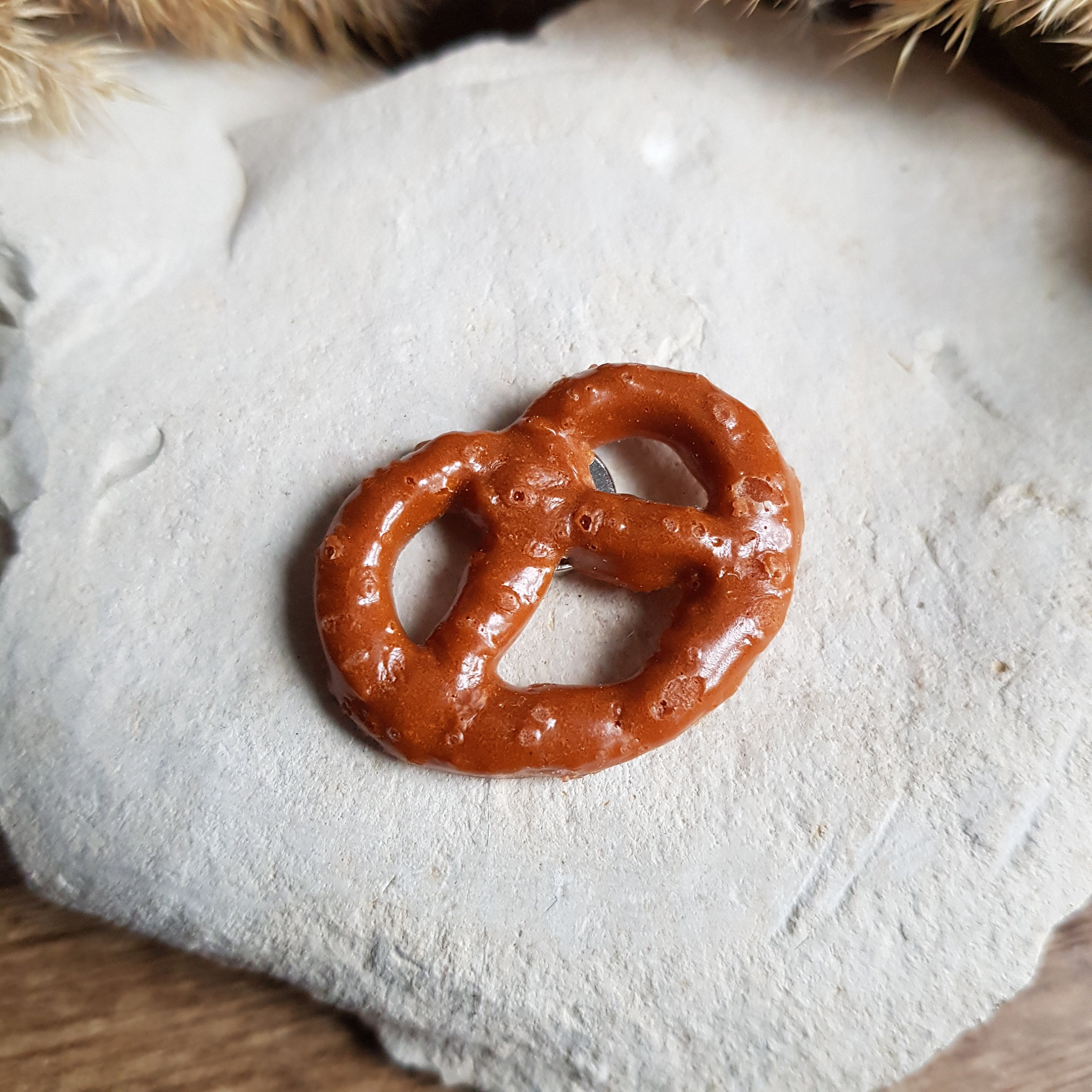 Magnet Biscuit Bretzel en Résine. Magnet Gourmandise. Aimant Salé. Cadeau Fête Des Mères