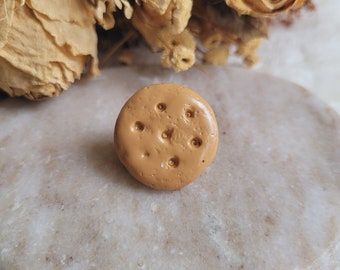 Pin's mini biscuit forme ronde. Broche mini biscuit forme étoile. Biscuit en résine. Cadeau fête des mères