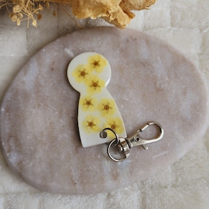 樹脂と乾燥したシモツケの花で作られたショッピングカートのトークン。ショッピングアクセサリー。ショッピングカートトークンキーチェーン。年末の先生への贈り物