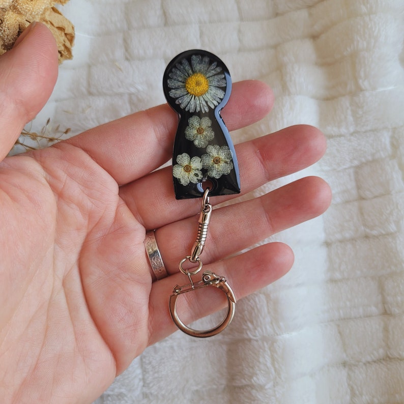 Shopping cart token in resin and dried Spirea flowers. Racing accessories. Shopping cart token key ring. Mother's Day gift image 4