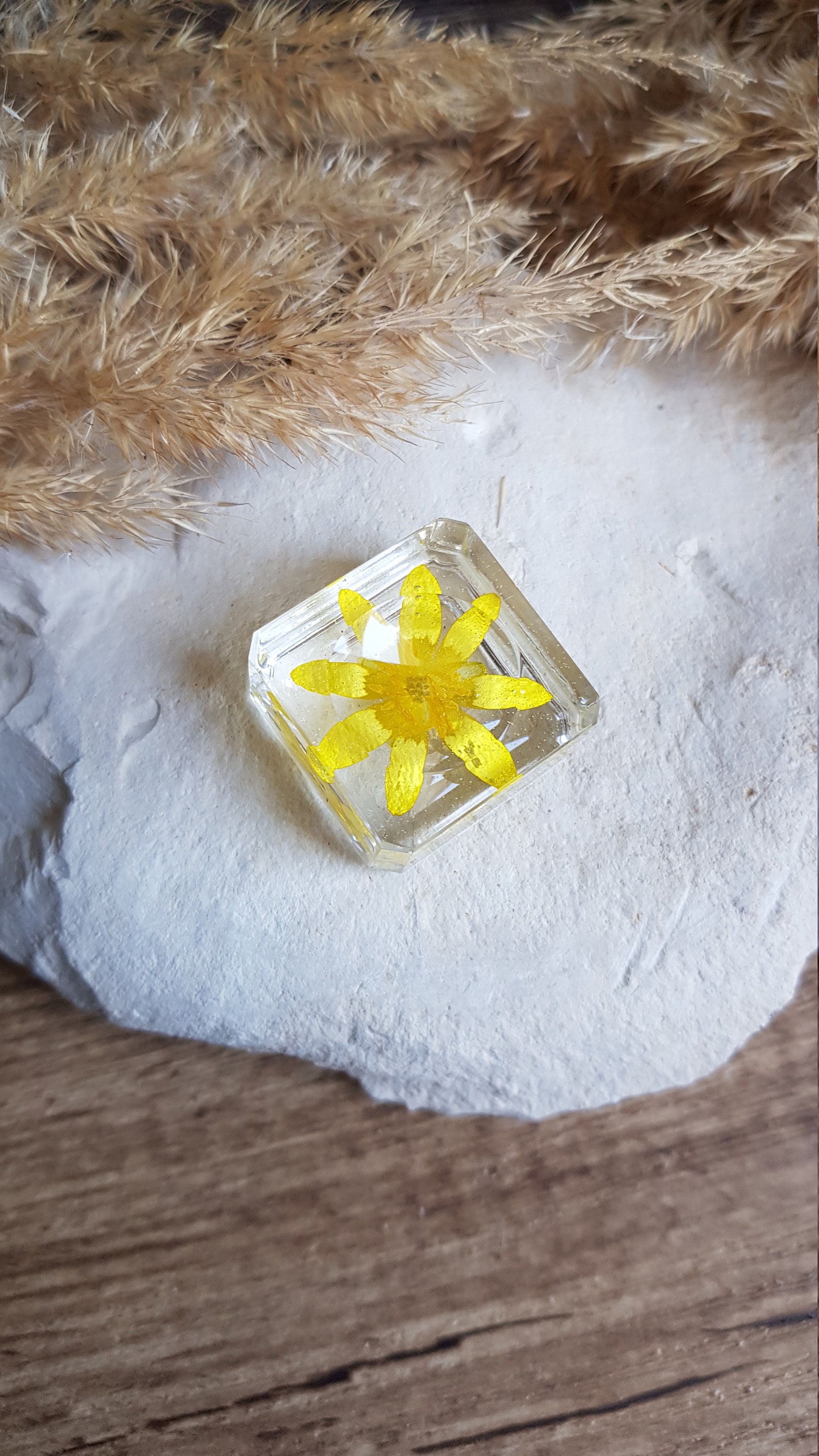 Socle Pour Minéraux Fleur de Ficaire. Socle Carré en Résine 2.5 cm. Sphère Pierre 3.5 à 5 cm Diamètr