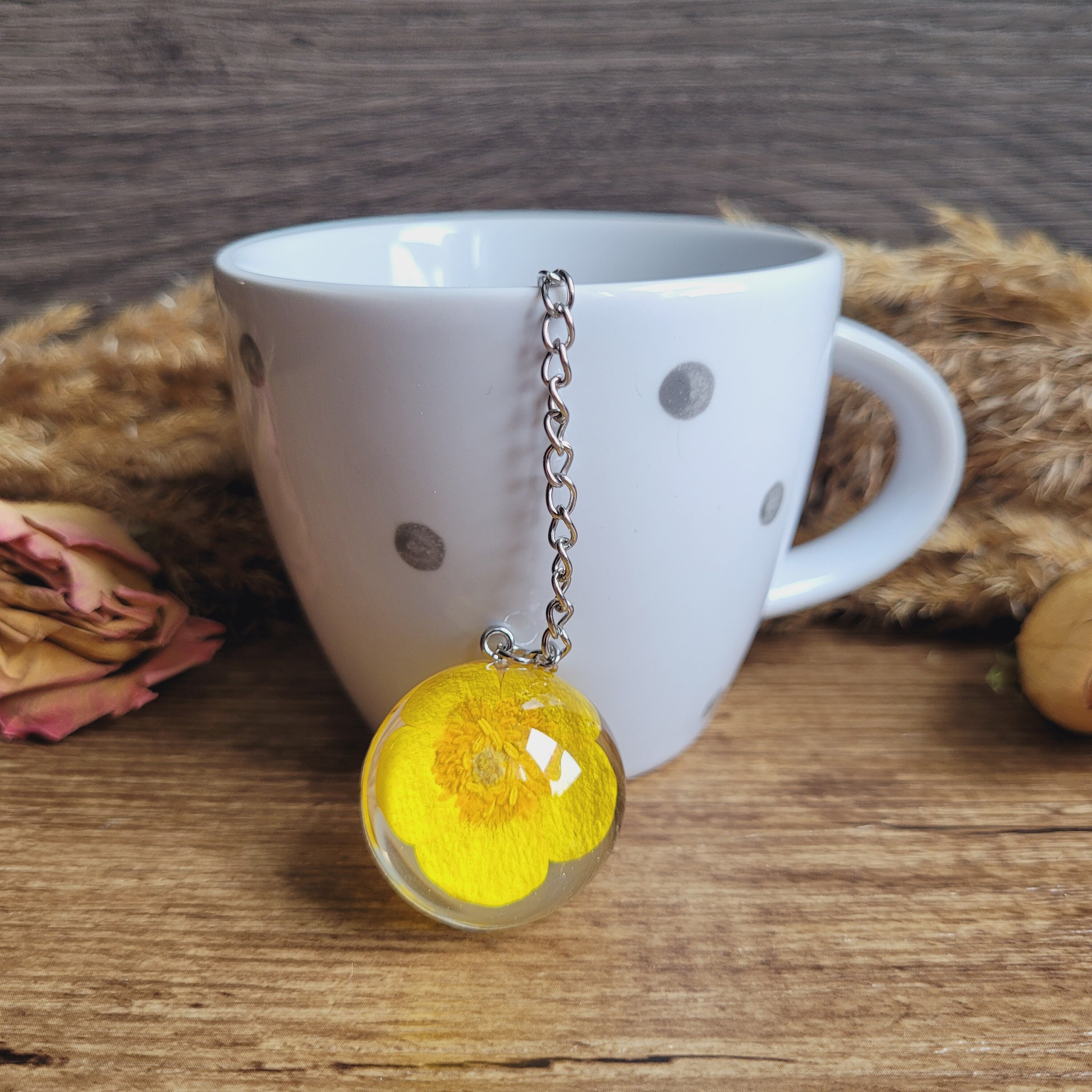 Boule à thé demi sphère fleur séchée d'Hélianthus. Infuseur à thé fleuri.  Boule à thé fleur orange.