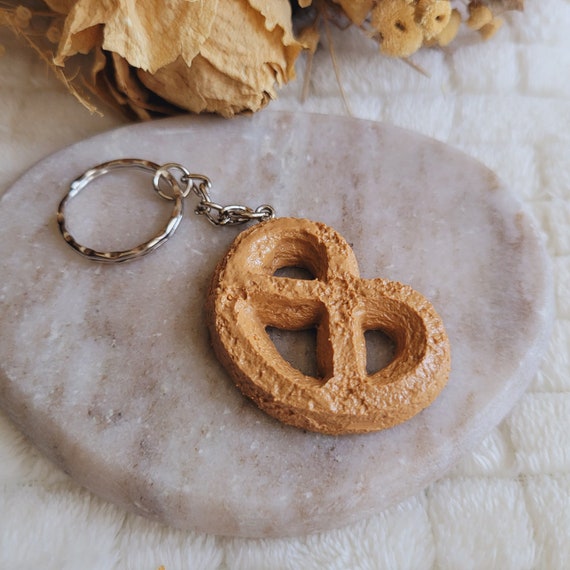 Sweet Pretzel Biscuit Keychain in Resin – Gourmet Bag Charm, Ideal