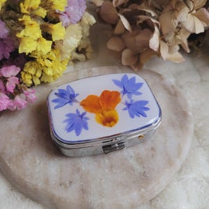 Pilulier rectangle fleurs séchées de Bleuet et Oeillet. Pilulier 2 compartiments. Pilulier fleurs séchées. Cadeau maîtresse fin d'année