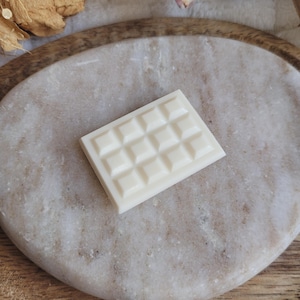 Mini white chocolate tablet magnet in resin – a trompe-l'œil treat ideal for decorating the fridge or as a gift.