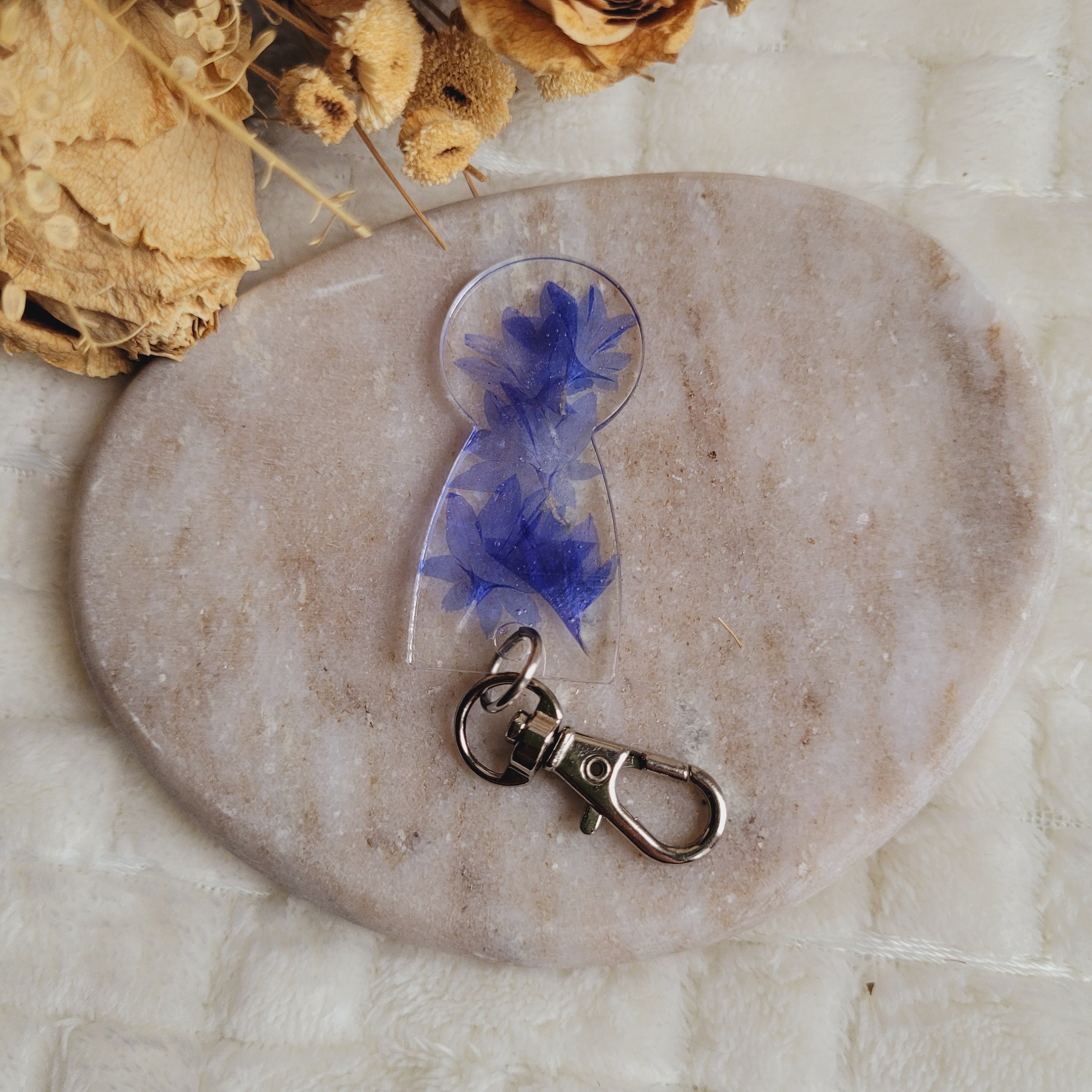 Caddy Token in Resin and Dried Cornflowers. Shopping Caddy Token in Resin and Dried Cornflowers. Shopping
