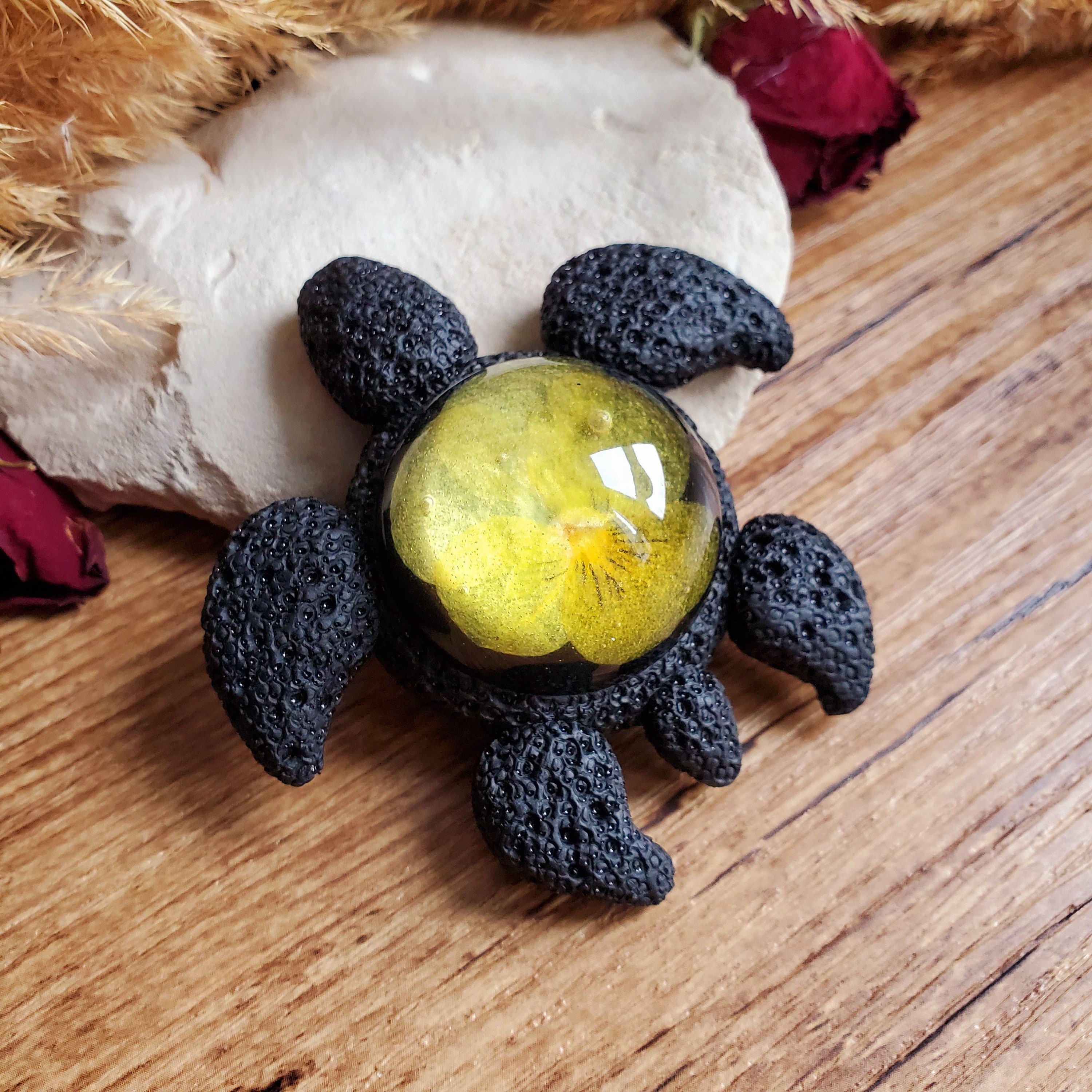 Juliette. Tortue en Résine de 7 cm et Fleur Séchée Pensée. Décoration Fleurs Séchées. Cadeau Fête De