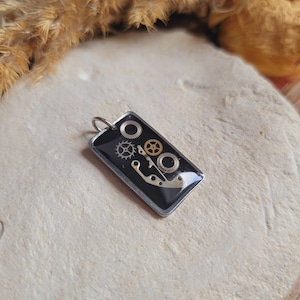 Mini rectangle pendant in resin and watch parts. Steampunk pendant. Sold alone or with a chain.