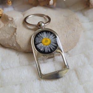 Dried daisy flower bottle opener keychain. Round keychain. Floral keychain. Men&#39;s keychain. Father&#39;s Day gift.