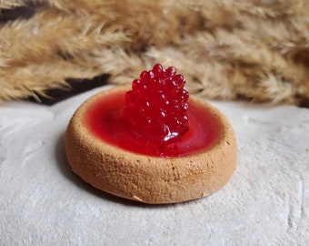 Mini strawberry/raspberry tartlet magnet in resin. Pie magnet. Mother's Day gift