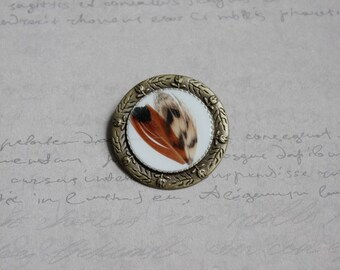 Brooch Bronze 3.5 cm in resin and 2 feathers