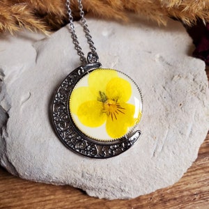 Pendentif lune double face, fleurs séchées de Pensée. Vendu seul ou avec une chaîne. Pendentif fleurs séchées.