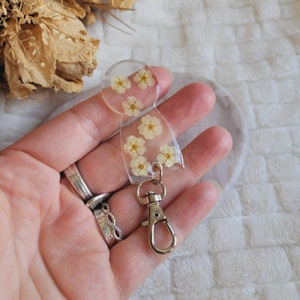 Shopping cart token in resin and dried Spirea flowers. Racing accessories. Shopping cart token key ring. Mother's Day gift image 3