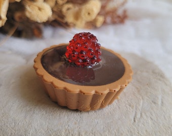 Magnet tartelette au chocolat/framboise en résine. Magnet gourmandise. Cadeau fête des mères