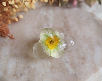 Daisy flower cloud pin. Dried flower pins. Dried flower brooch. Flower pin. Resin cloud brooch. Mother's Day gift