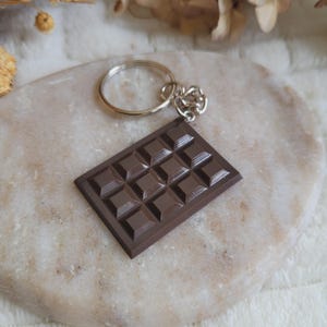 Realistischer Schlüsselanhänger aus dunkler Schokolade in Harz – ein köstlicher Taschenanhänger, ideal als Geschenk.