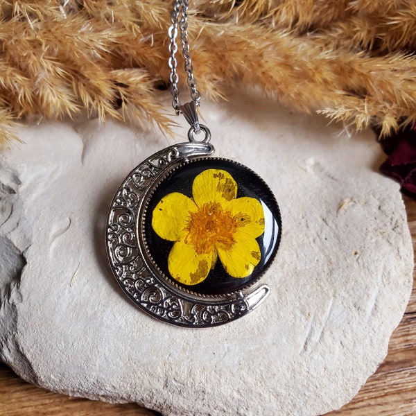 Pendentif lune double face, fleurs séchées de Bouton d'Or. Vendu seul ou avec une chaîne. Pendentif fleurs séchées. Cadeau saint valentin