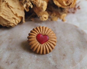 Pin's biscuit sablé coeur à la fraise. Broche biscuit coeur. Biscuit en résine. Cadeau fête des mères