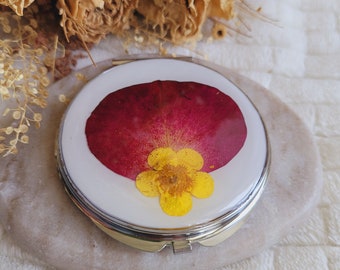 Taschenspiegel getrocknete Blüten aus Rosenblüten und Butterblume. Runder Taschenspiegel. Spiegeln Sie natürliche Blumen. Muttertagsgeschenk