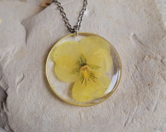 Pendentif fleur séchée de Pensée. Cercle 3.5 cm. Vendu seul ou avec une chaîne. Pendentif fleurs séchées. Cadeau fête des mères