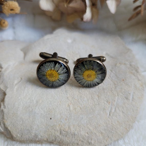 ドライデイジーフラワーのカフスボタン。花柄カフスボタン。メンズ